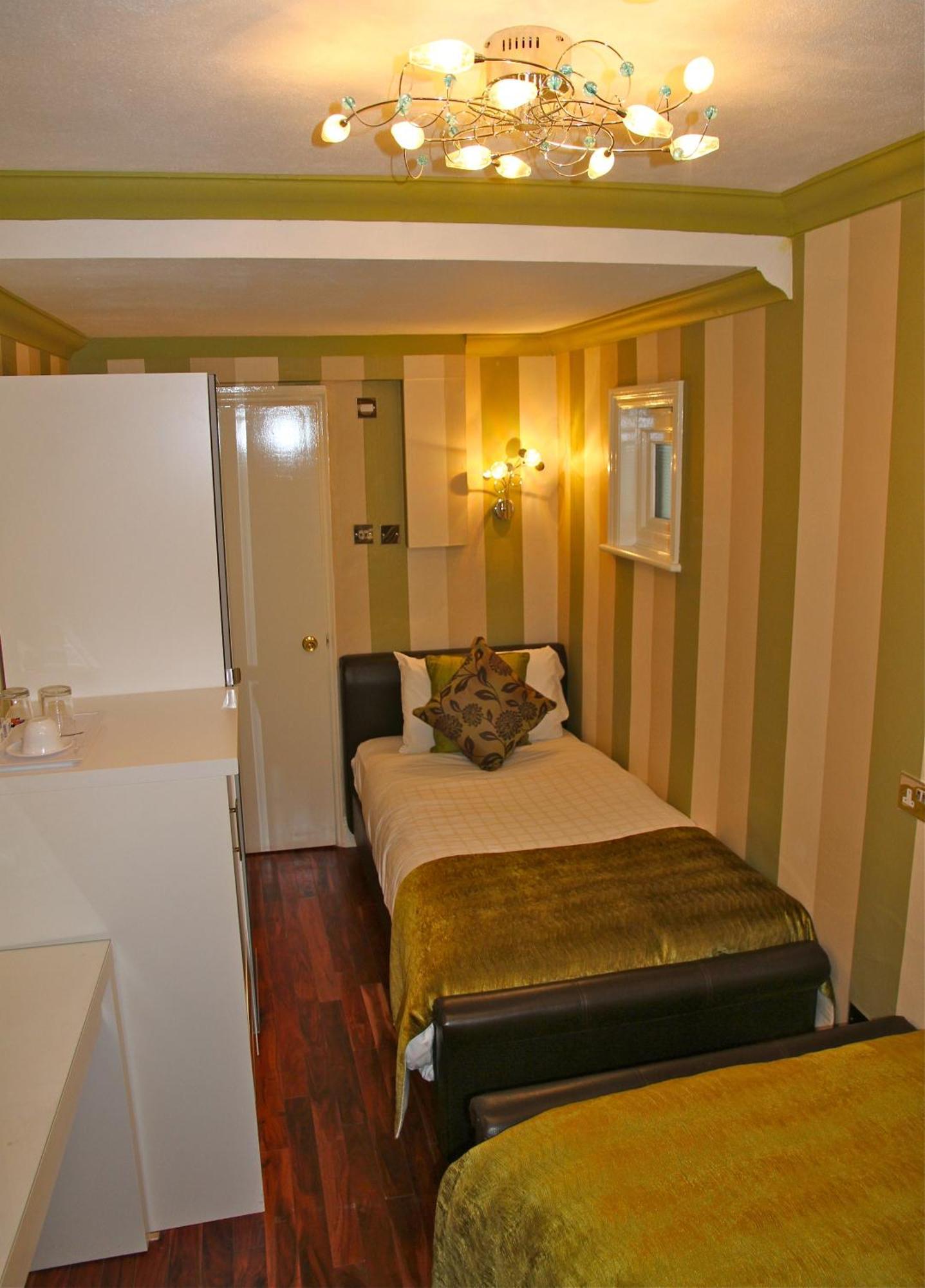 Crompton Guest House Хаунслоу Экстерьер фото