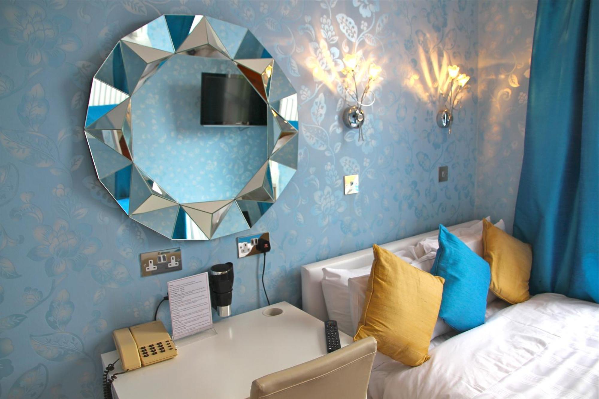 Crompton Guest House Хаунслоу Экстерьер фото