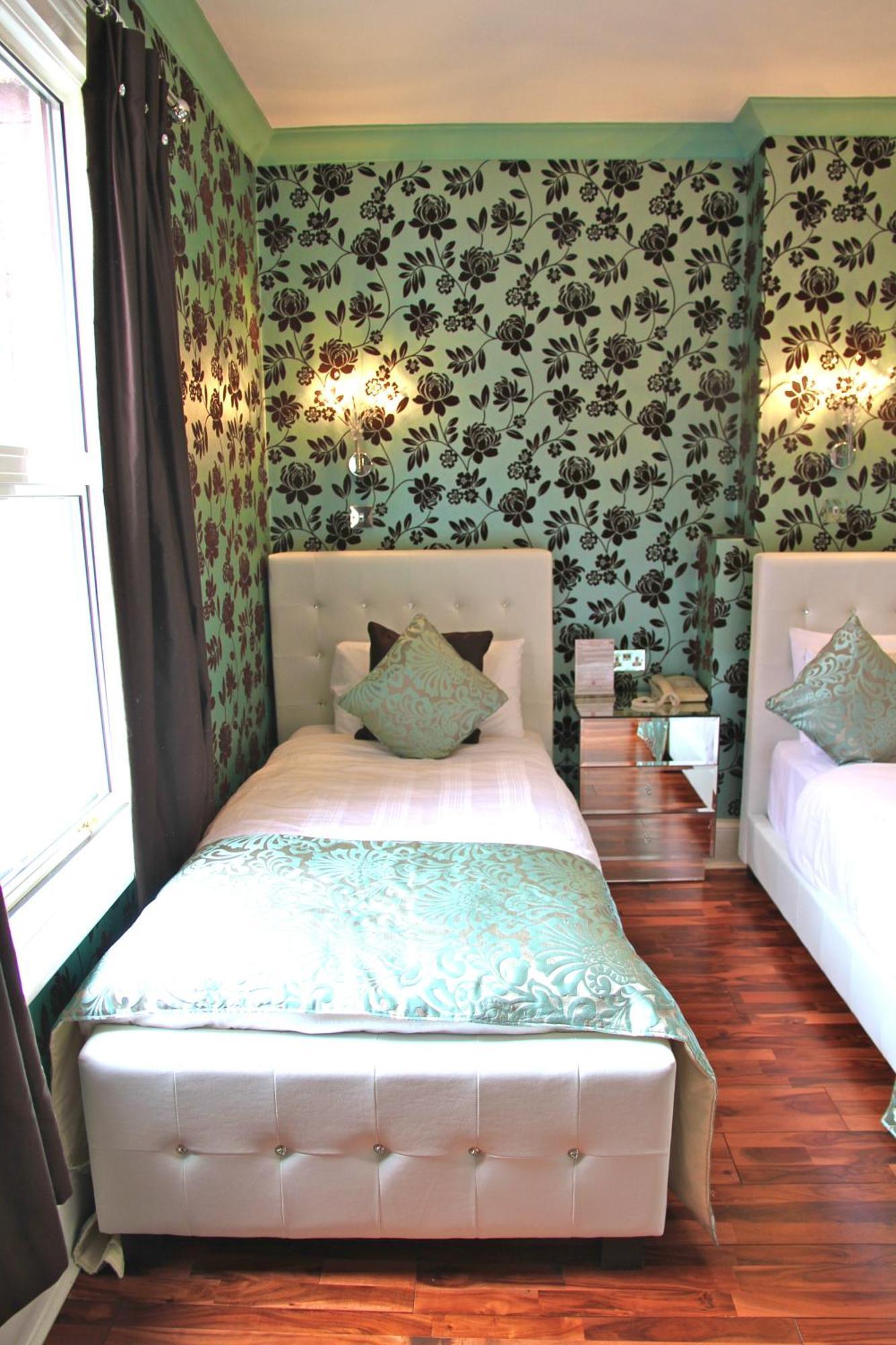 Crompton Guest House Хаунслоу Экстерьер фото