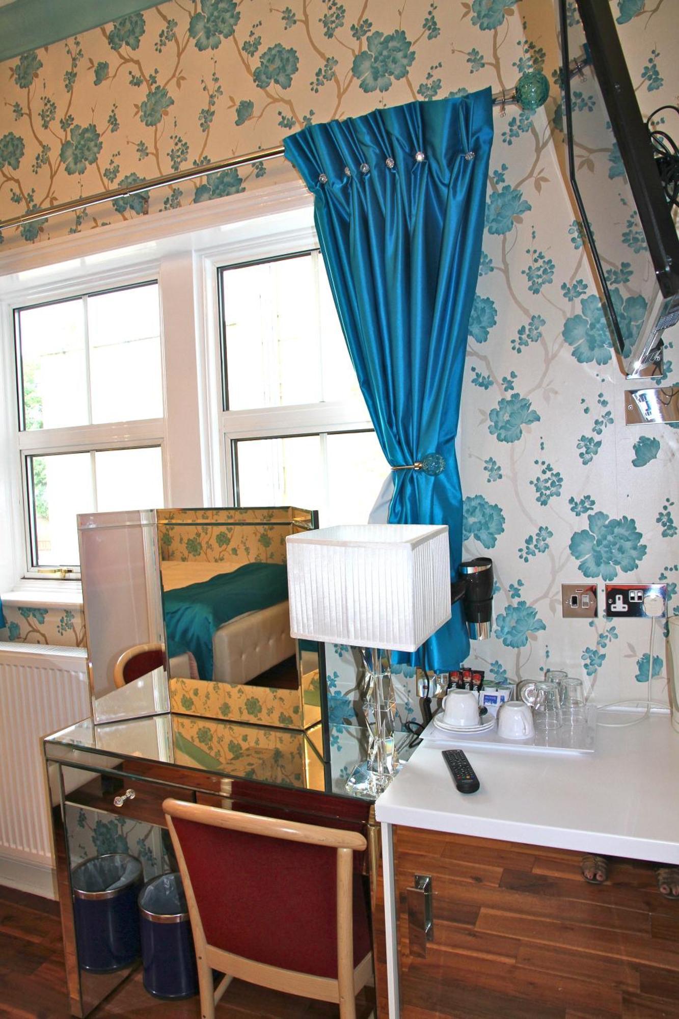 Crompton Guest House Хаунслоу Экстерьер фото