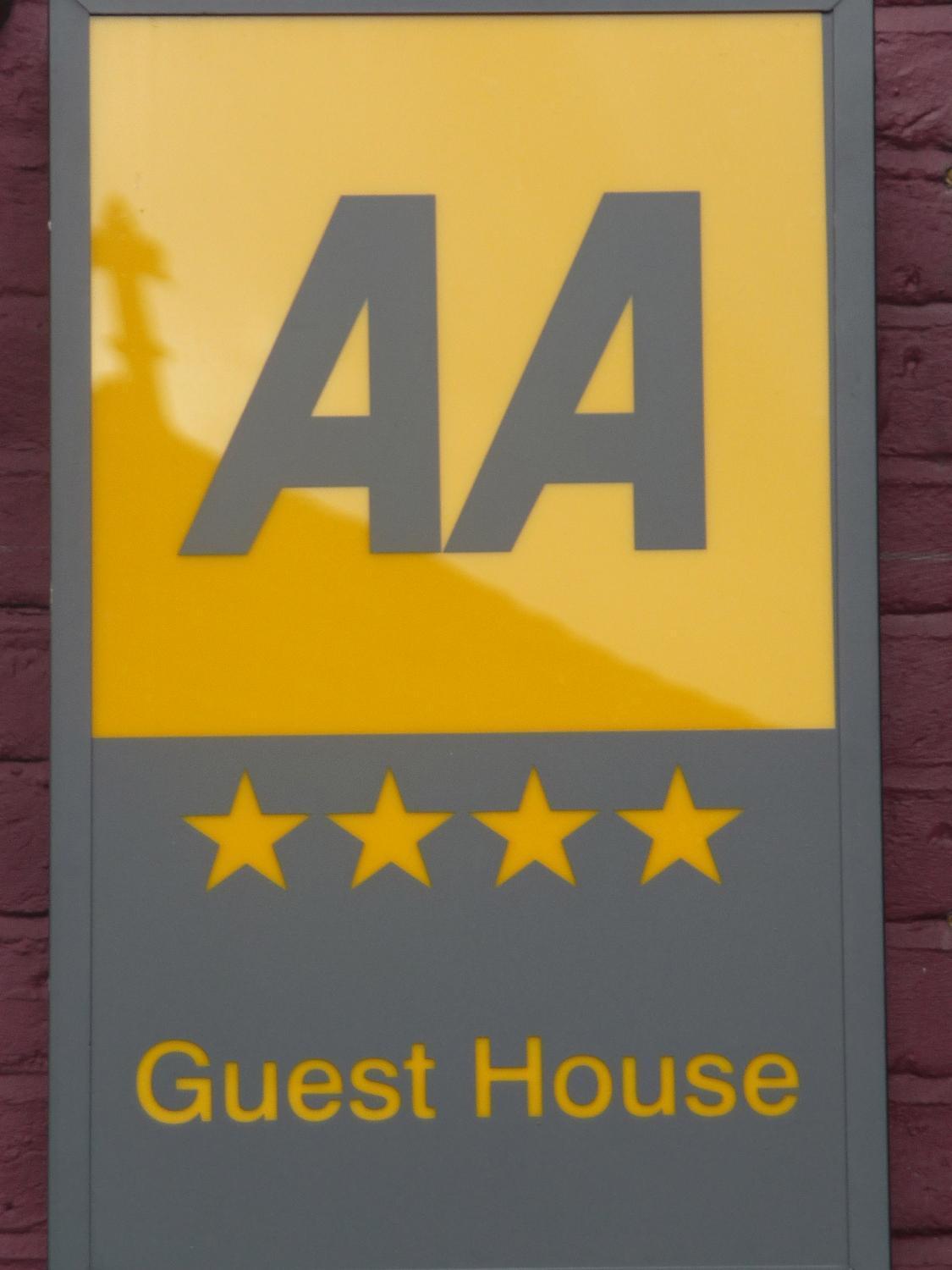 Crompton Guest House Хаунслоу Экстерьер фото