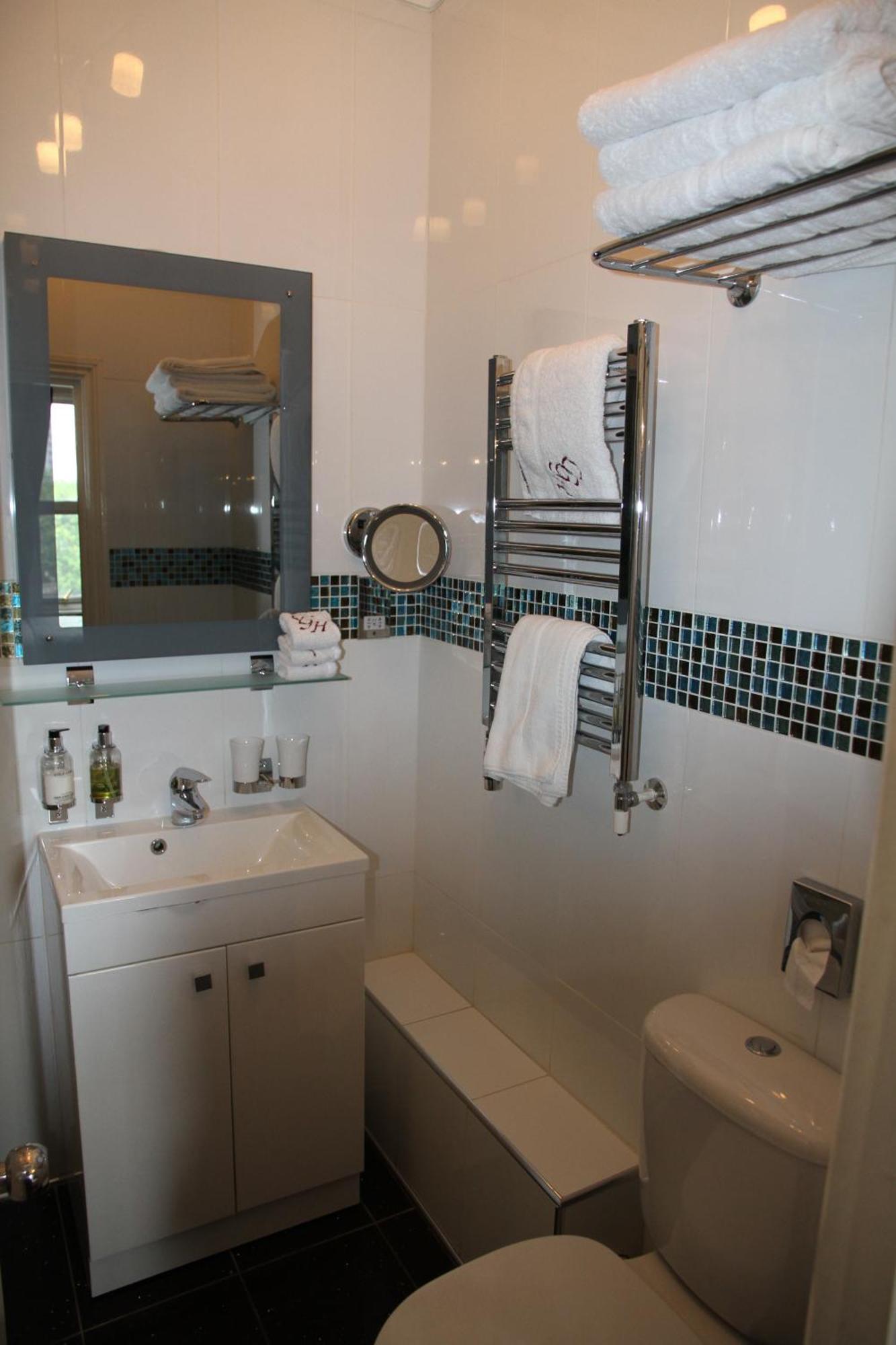 Crompton Guest House Хаунслоу Экстерьер фото