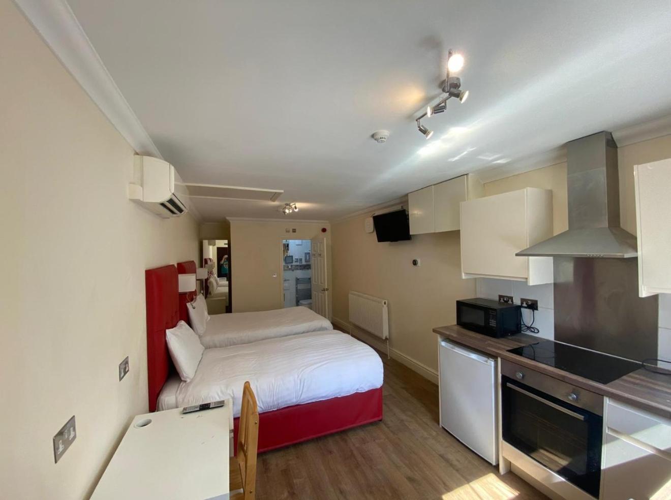 Crompton Guest House Хаунслоу Экстерьер фото