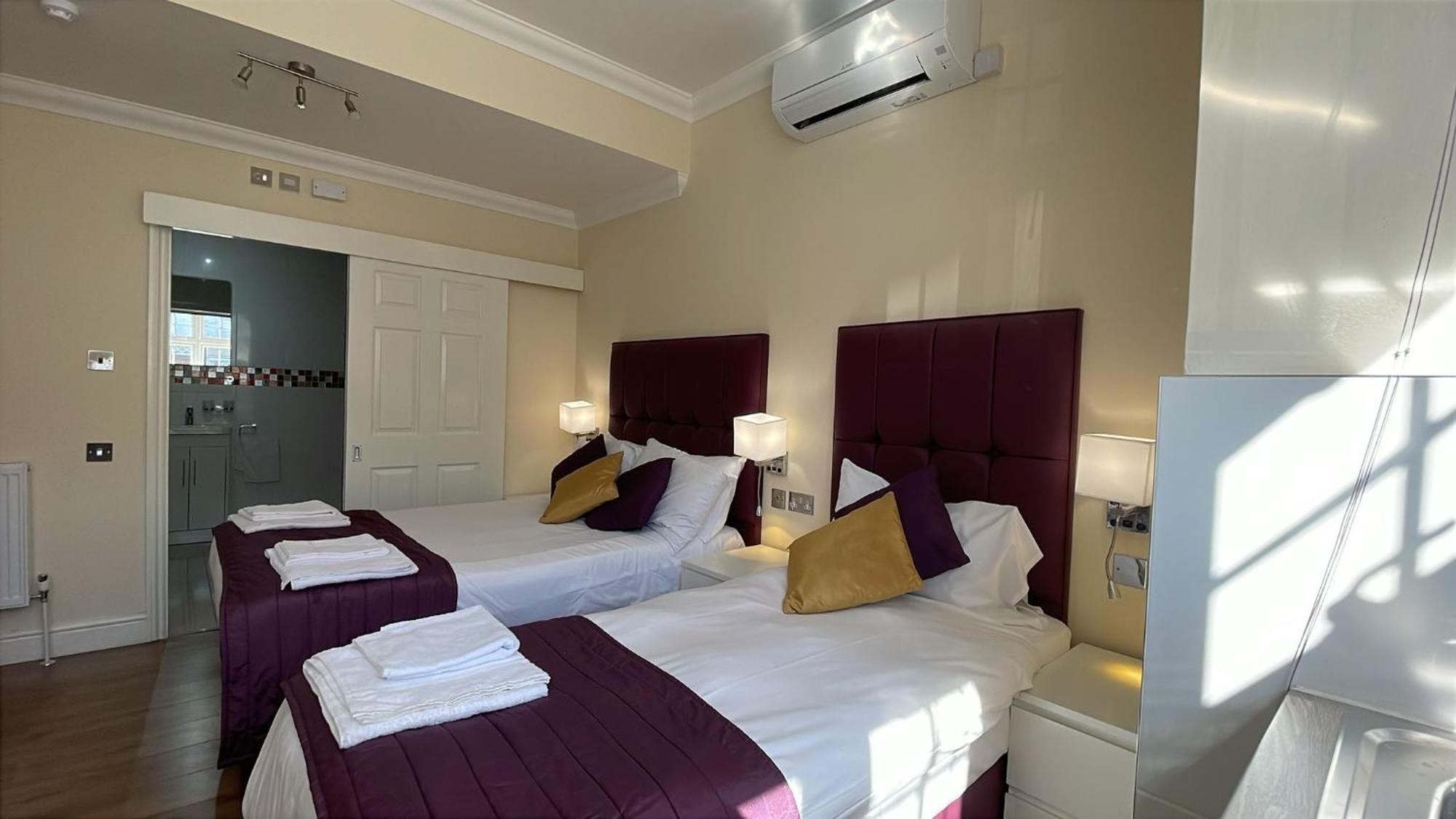 Crompton Guest House Хаунслоу Экстерьер фото
