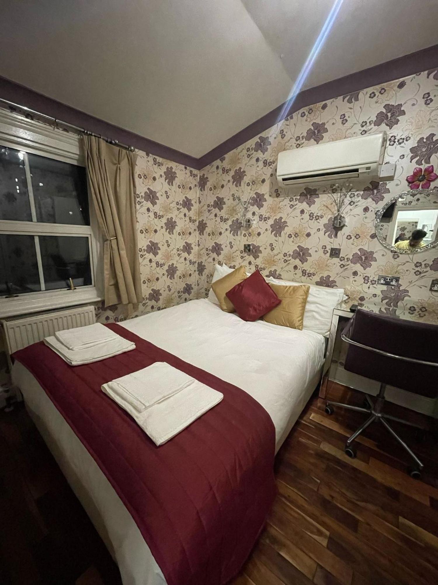 Crompton Guest House Хаунслоу Экстерьер фото