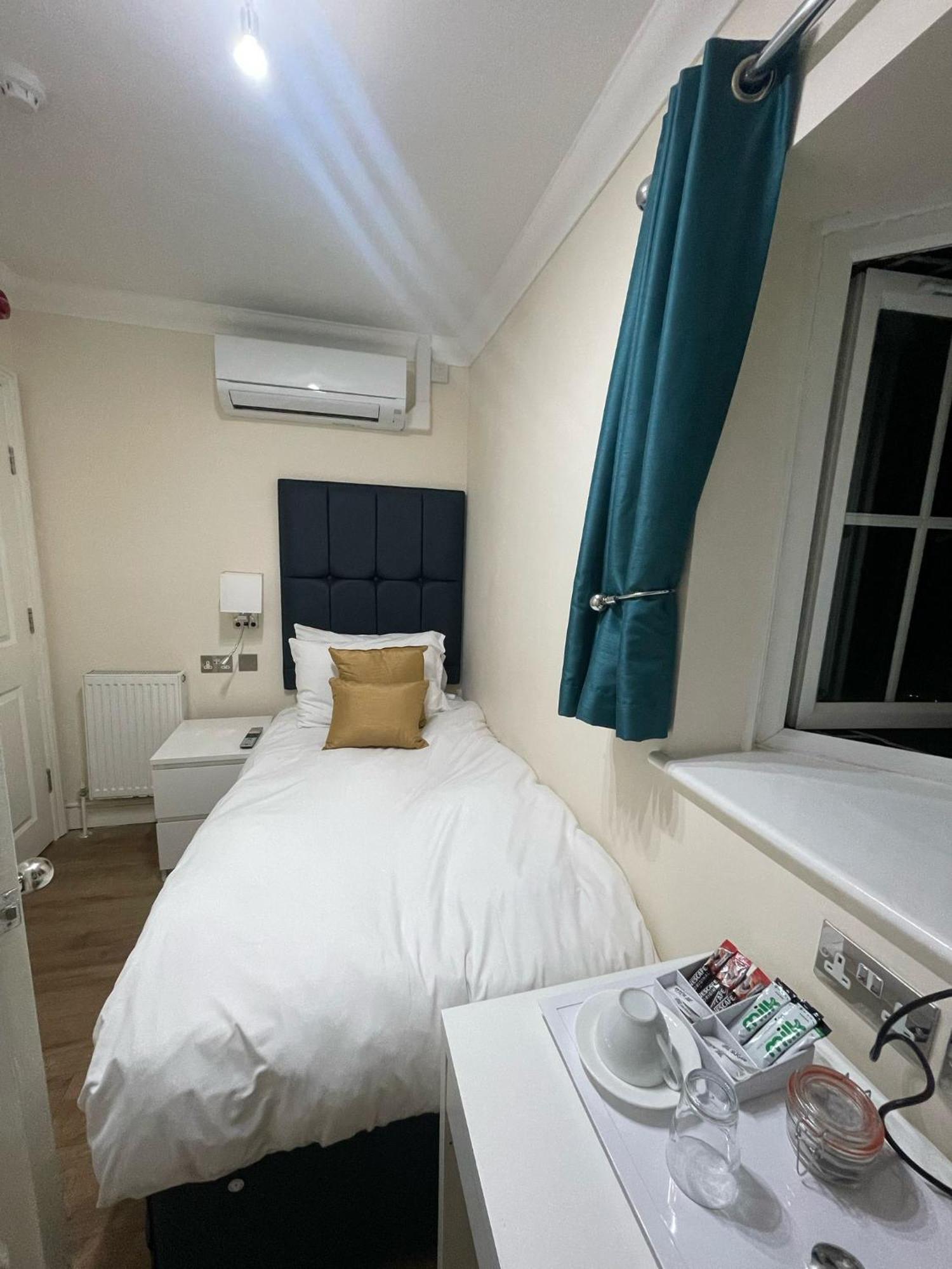 Crompton Guest House Хаунслоу Экстерьер фото