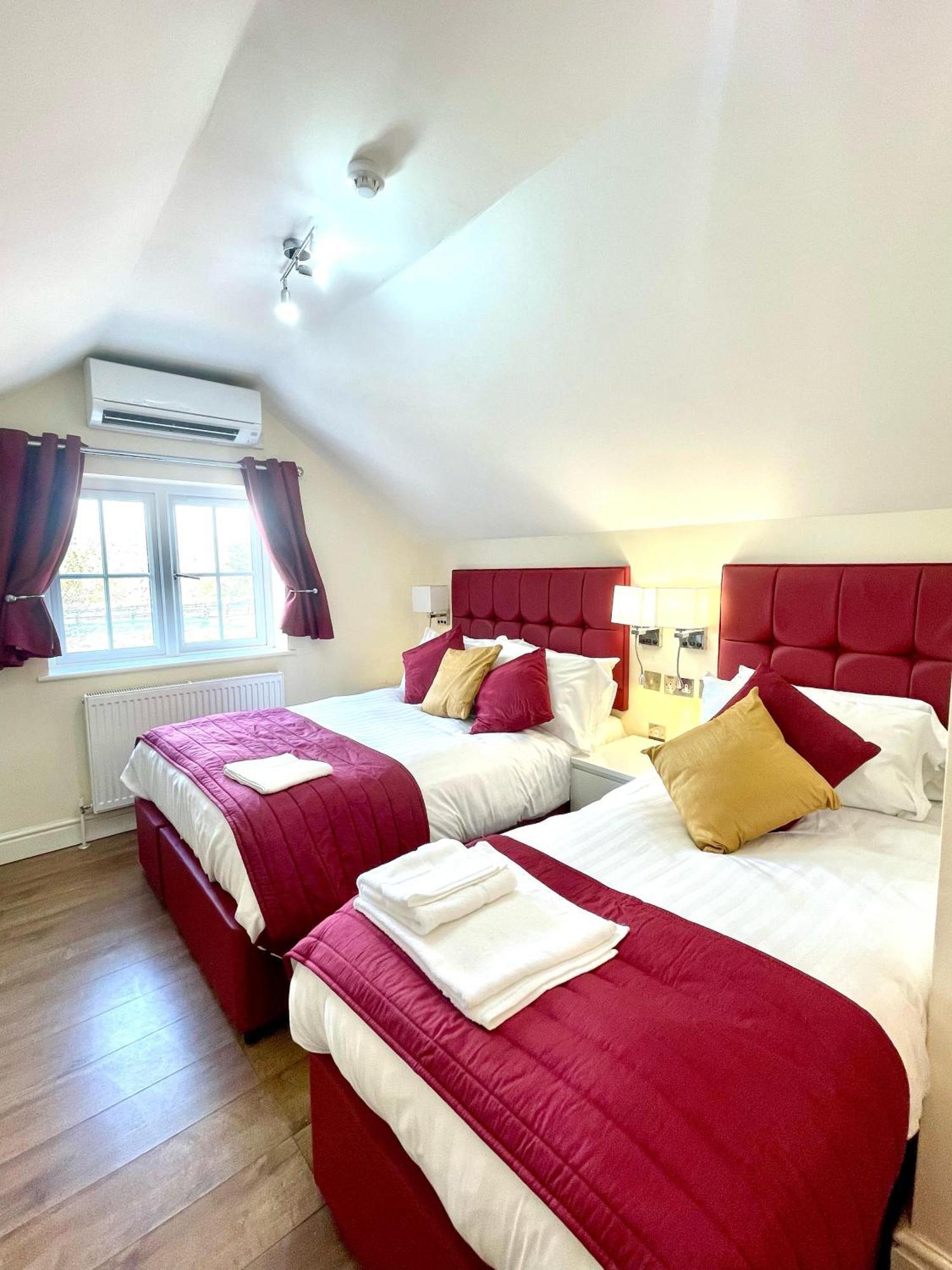 Crompton Guest House Хаунслоу Экстерьер фото