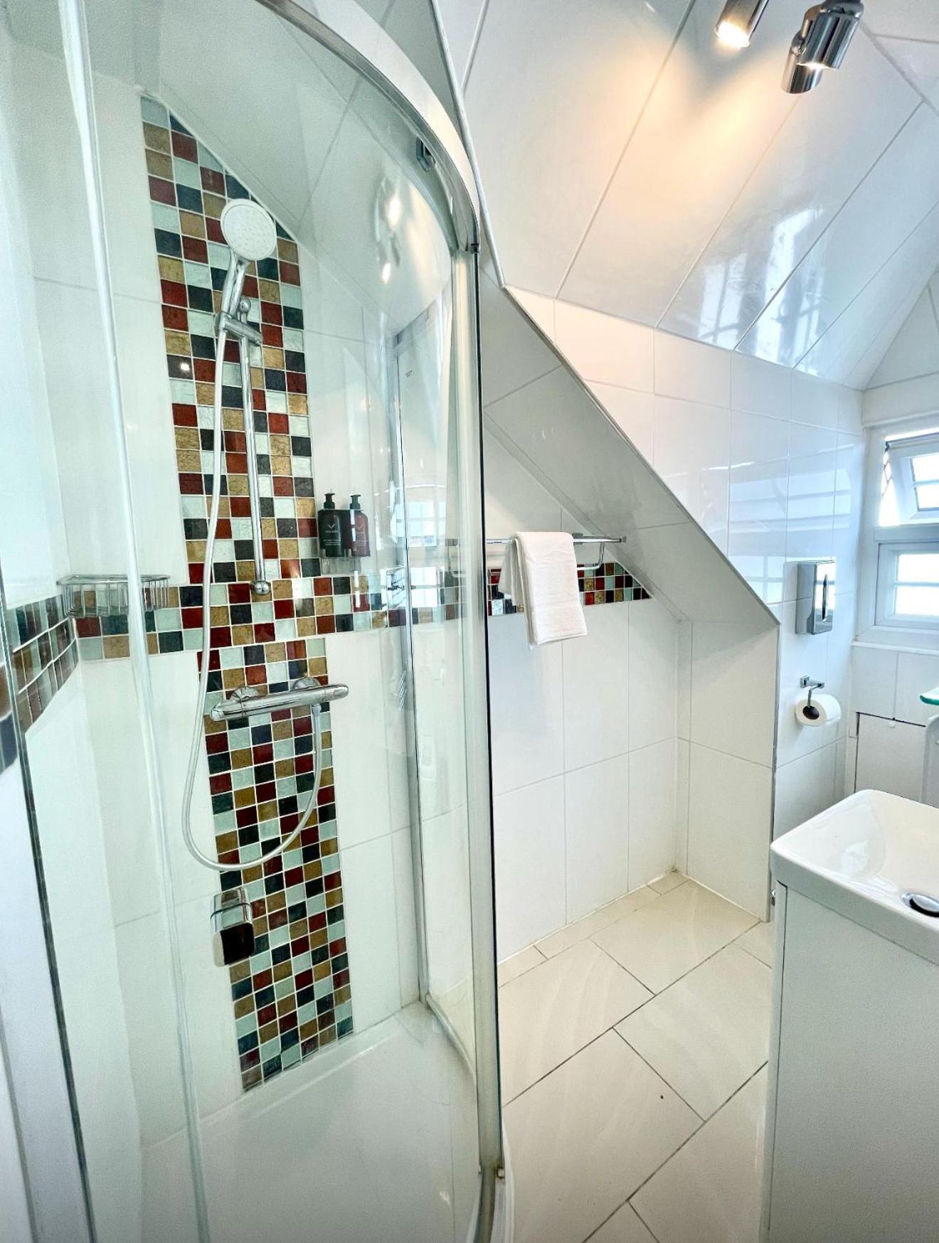 Crompton Guest House Хаунслоу Экстерьер фото