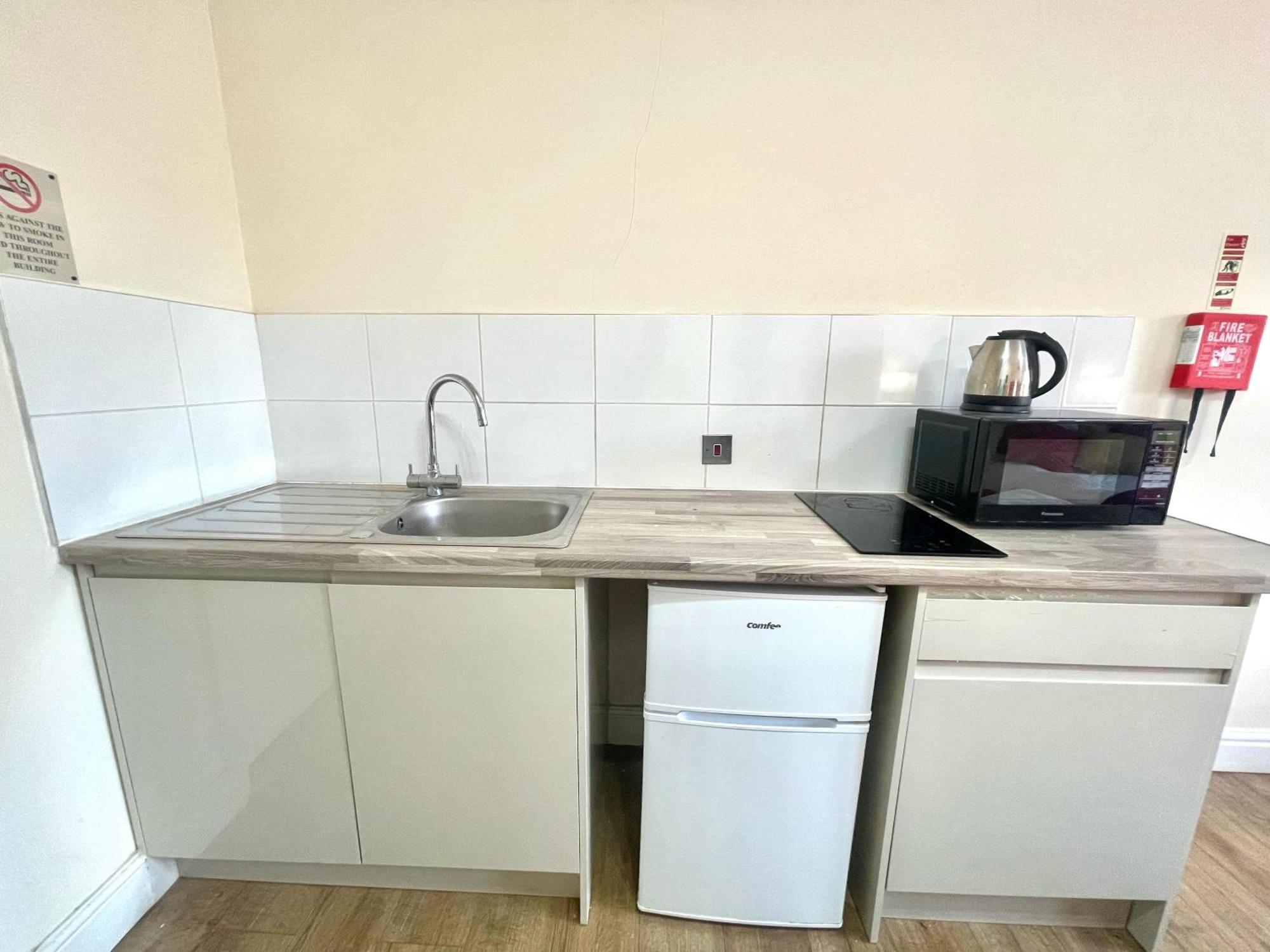 Crompton Guest House Хаунслоу Экстерьер фото