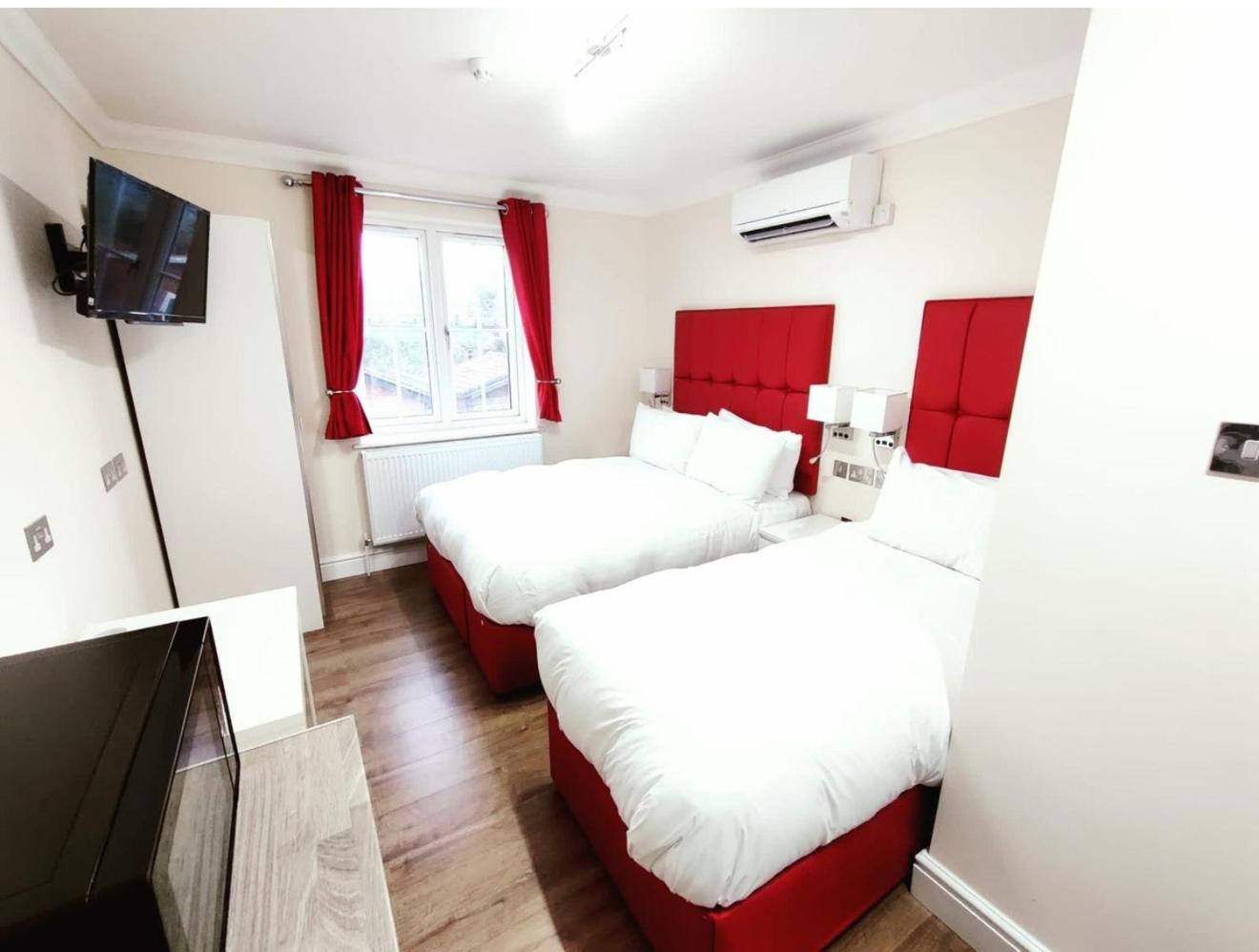 Crompton Guest House Хаунслоу Экстерьер фото