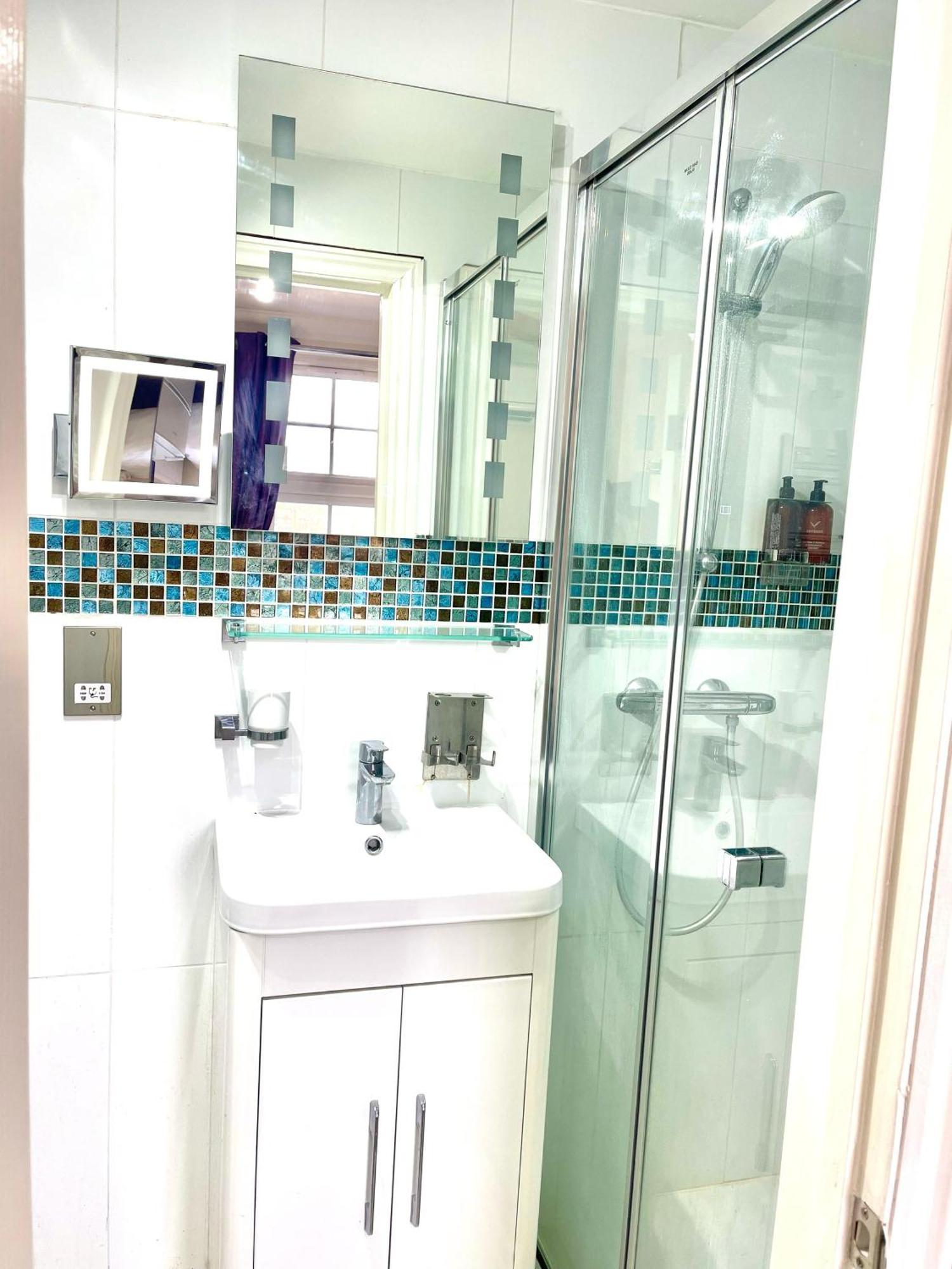 Crompton Guest House Хаунслоу Экстерьер фото