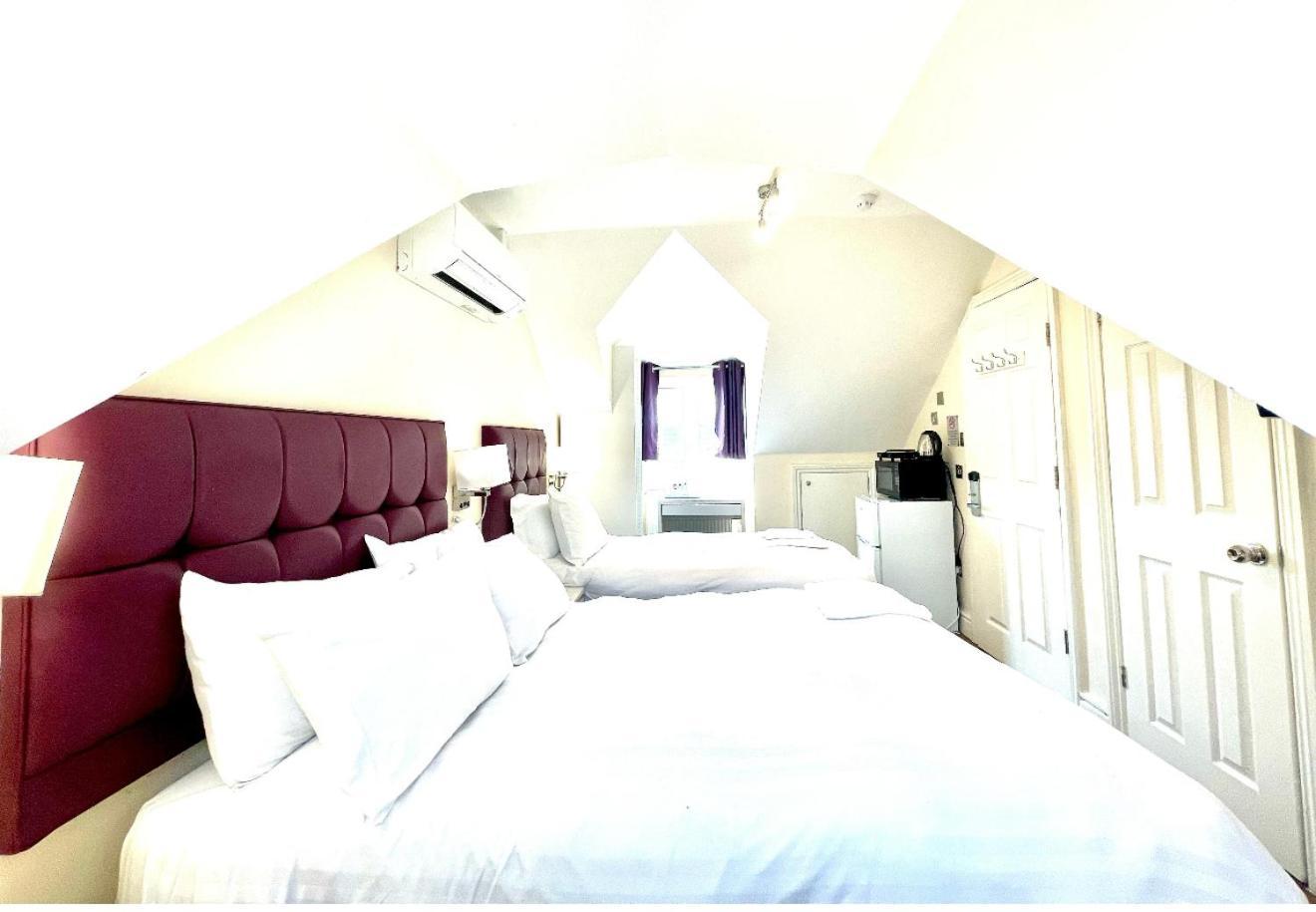 Crompton Guest House Хаунслоу Экстерьер фото