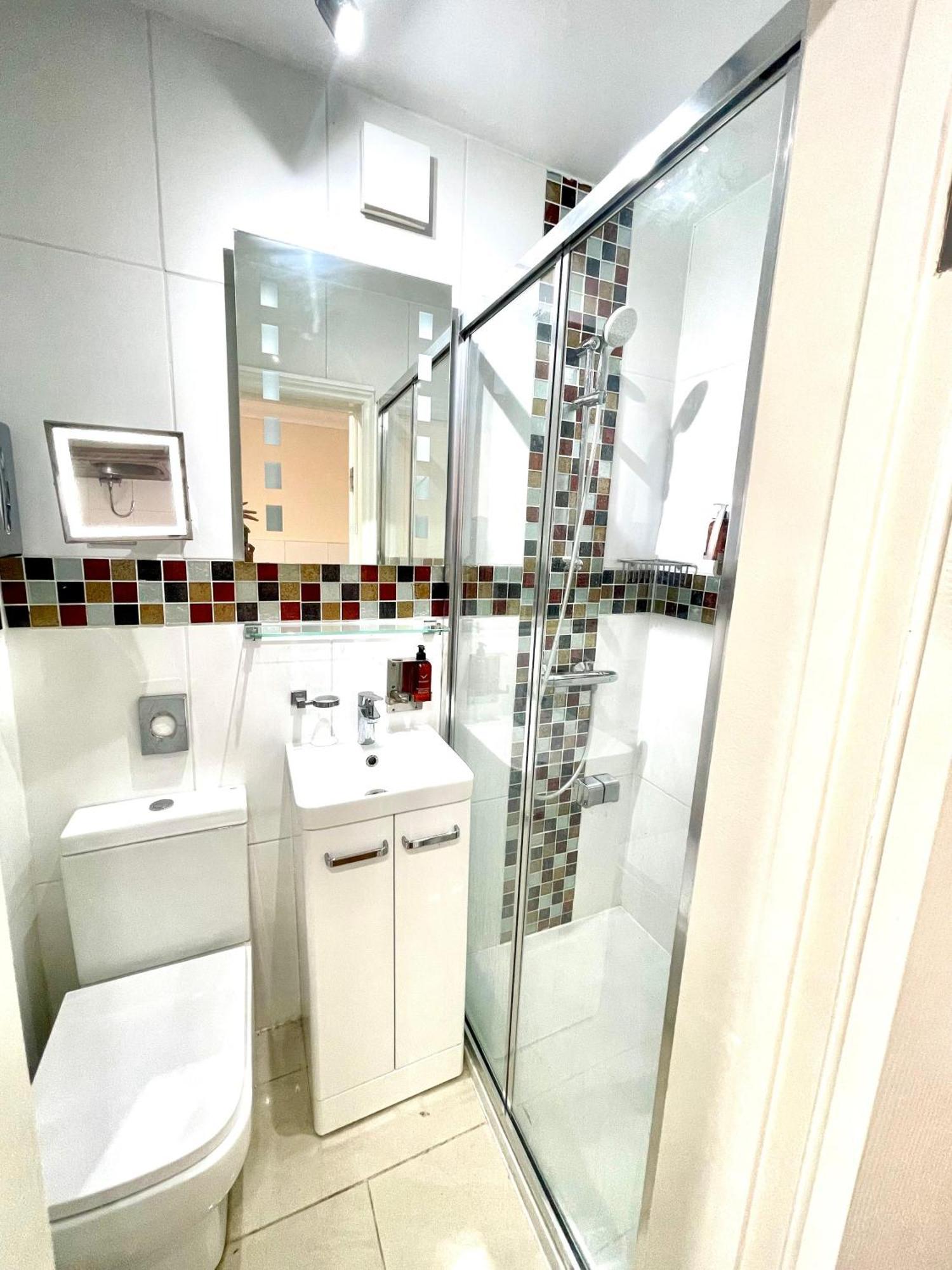 Crompton Guest House Хаунслоу Экстерьер фото