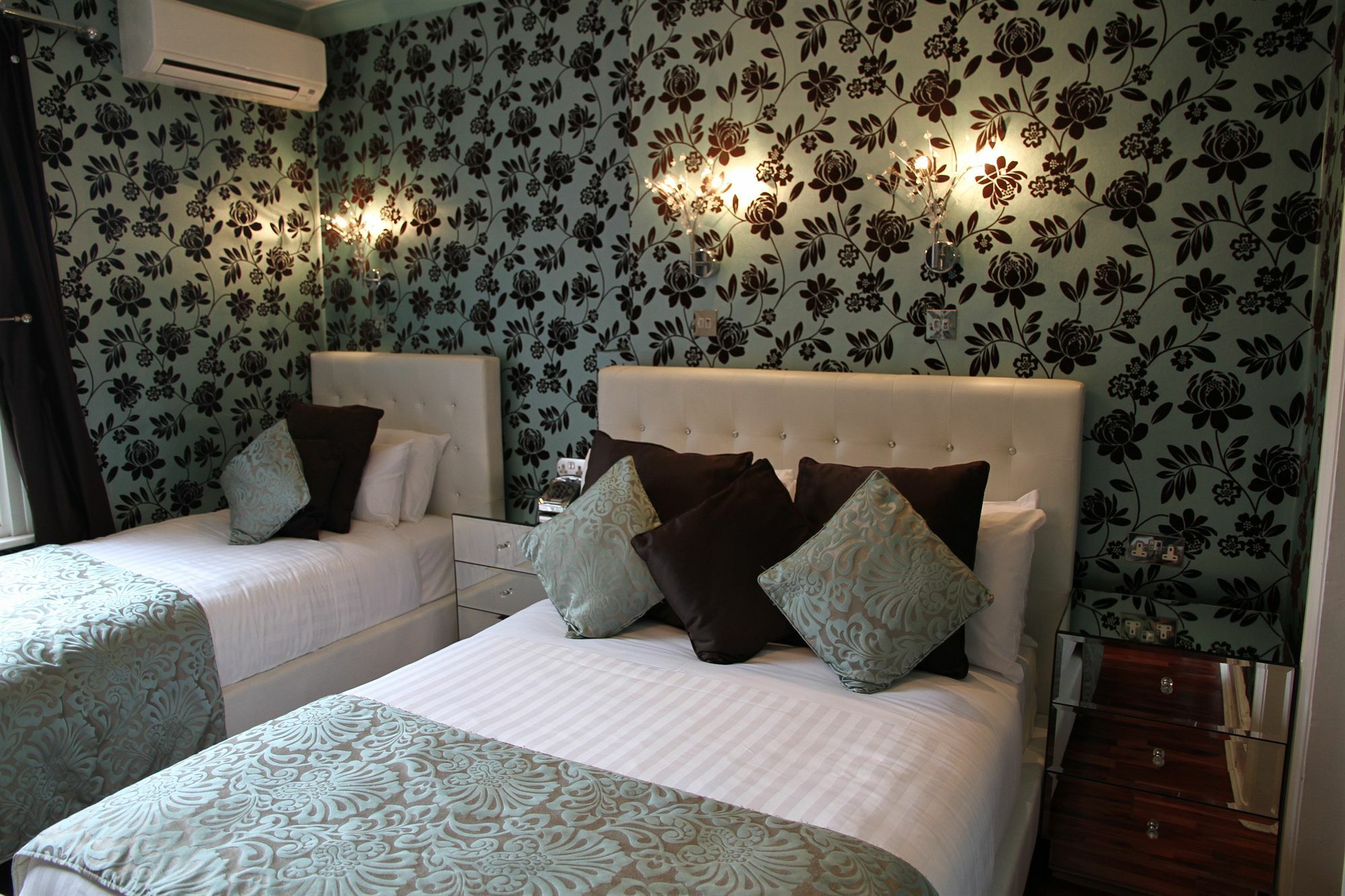 Crompton Guest House Хаунслоу Экстерьер фото