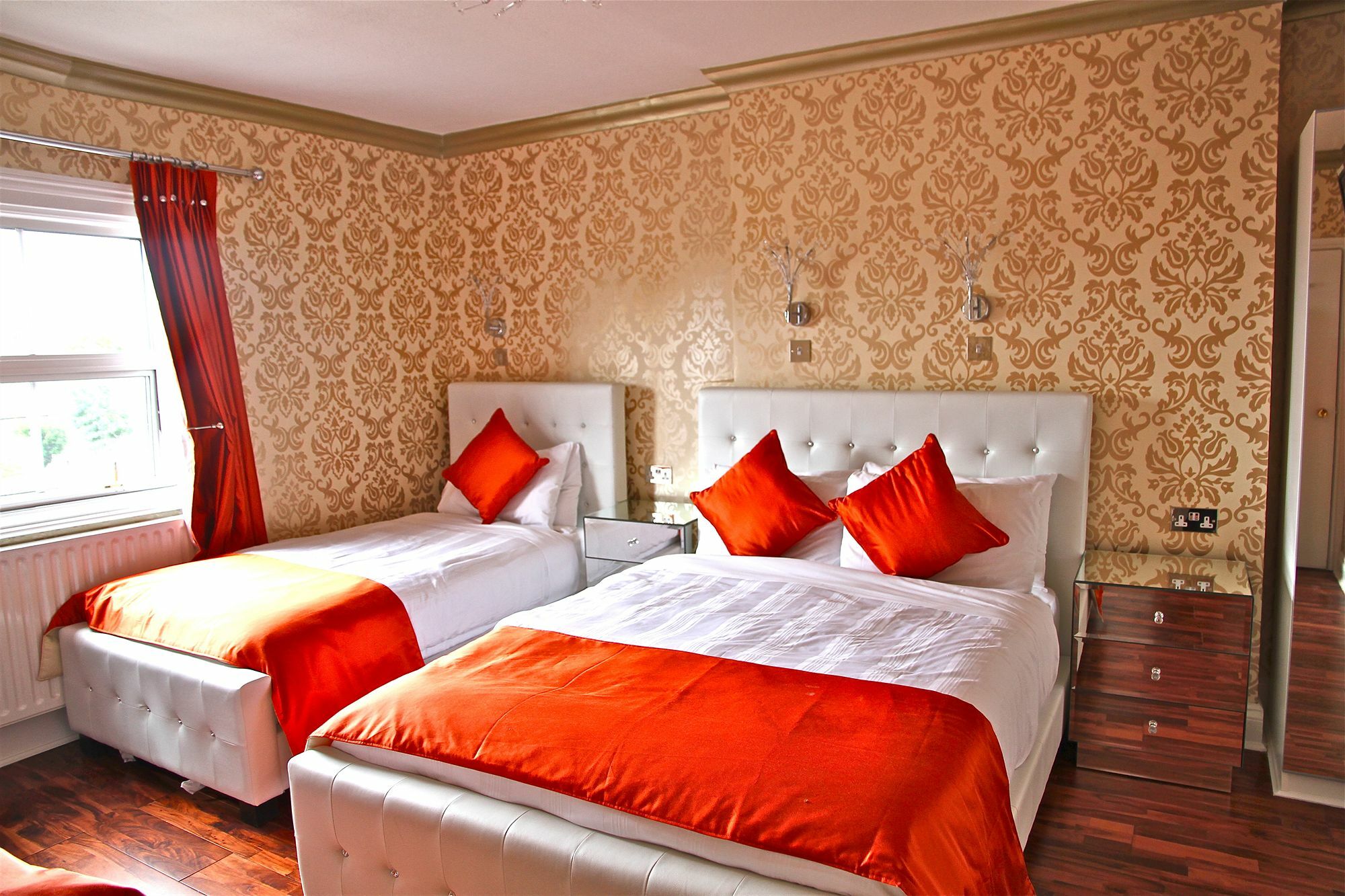 Crompton Guest House Хаунслоу Экстерьер фото