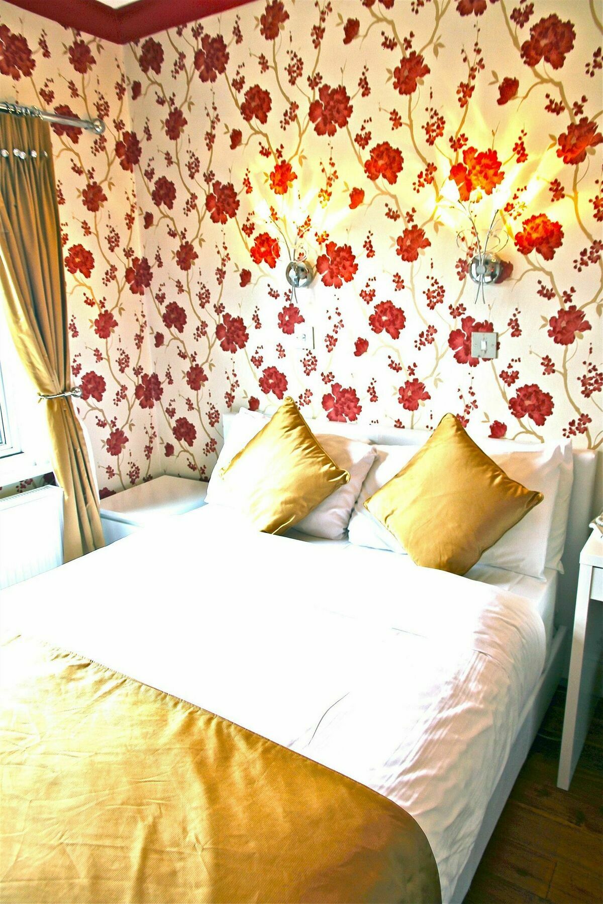 Crompton Guest House Хаунслоу Экстерьер фото