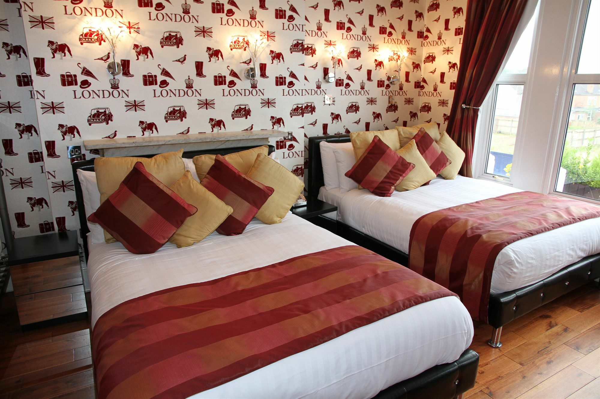 Crompton Guest House Хаунслоу Экстерьер фото